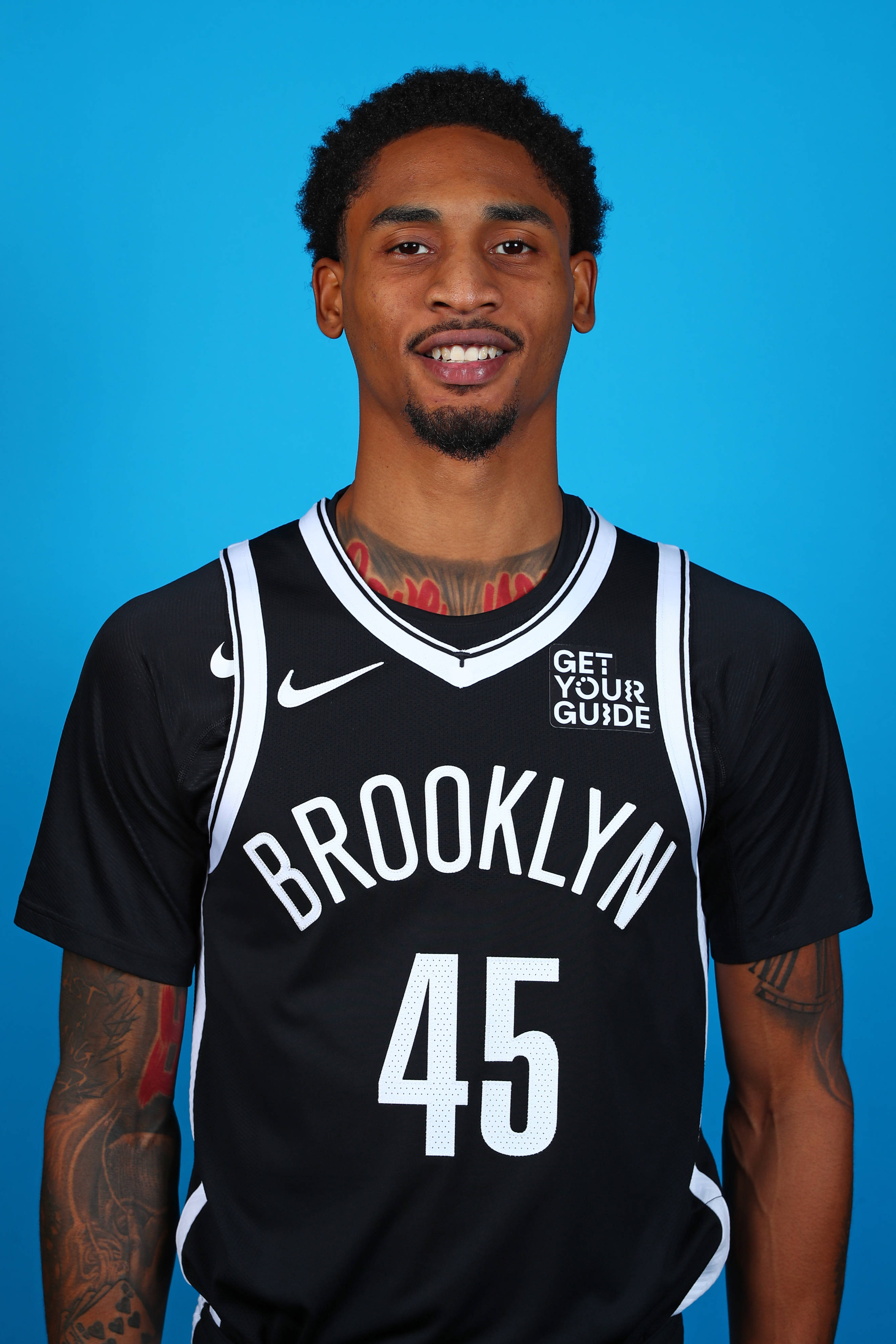 世俱杯分组-篮网队的明星球员在比赛中发挥关键作用