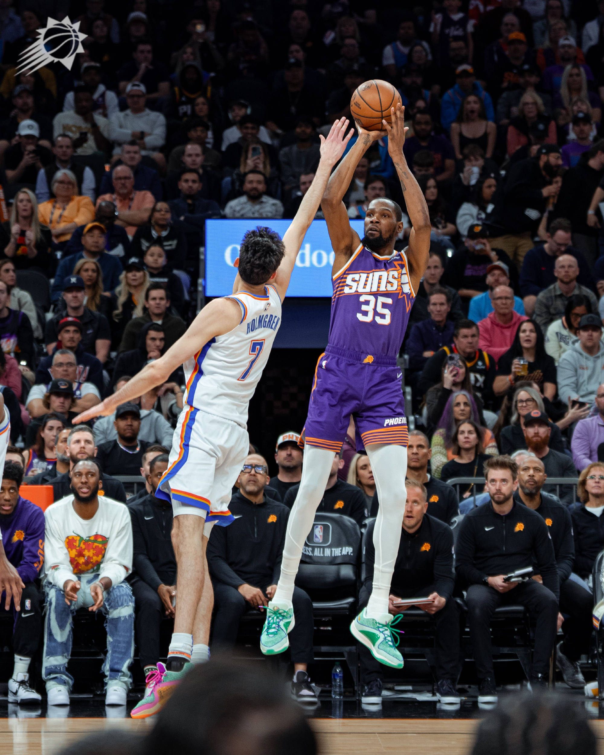 篮网队的明星球员在比赛中发挥关键作用