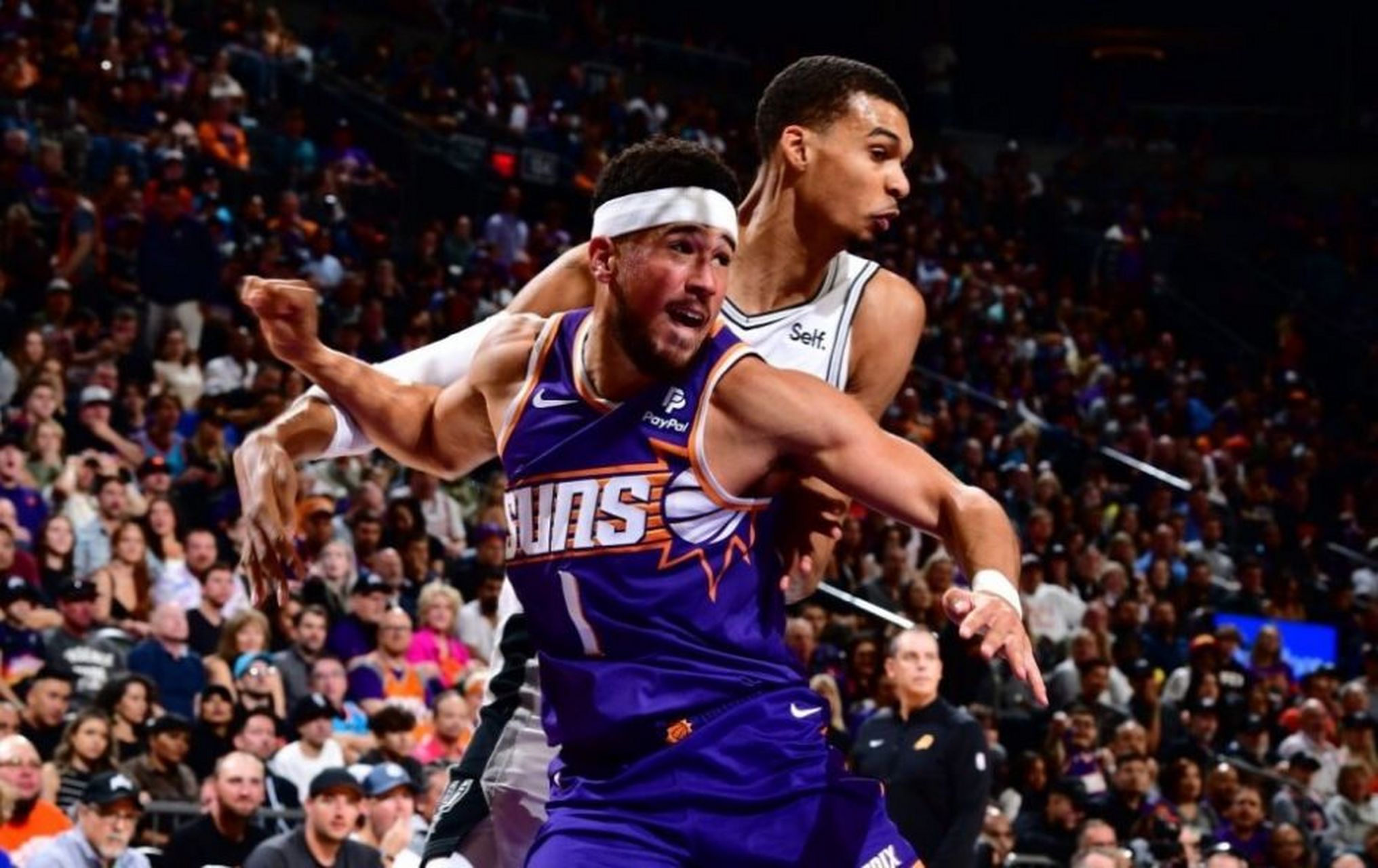 太阳主场击败马刺，布克砍下全队最高32分