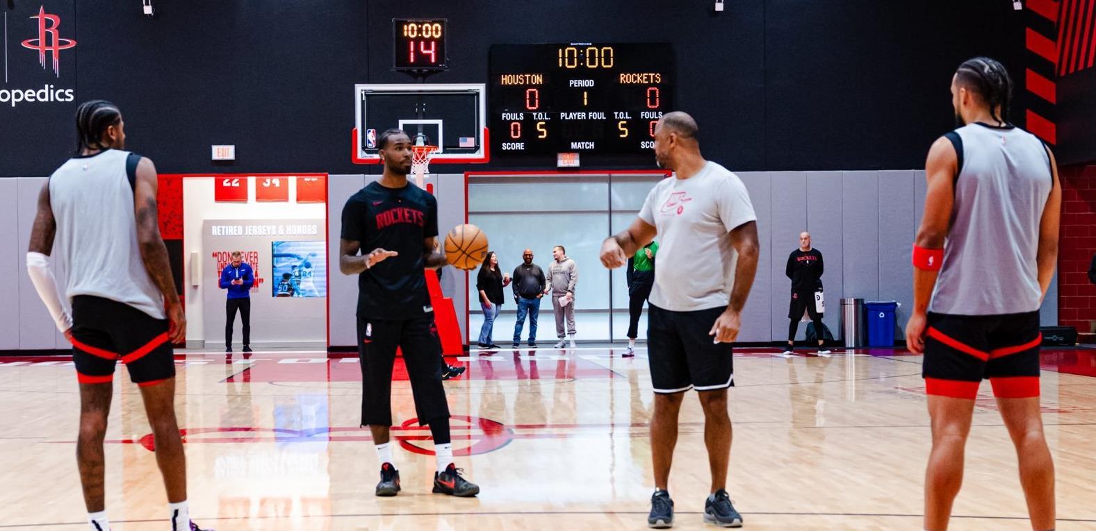 火箭队客场横扫热火队，保持不败战绩