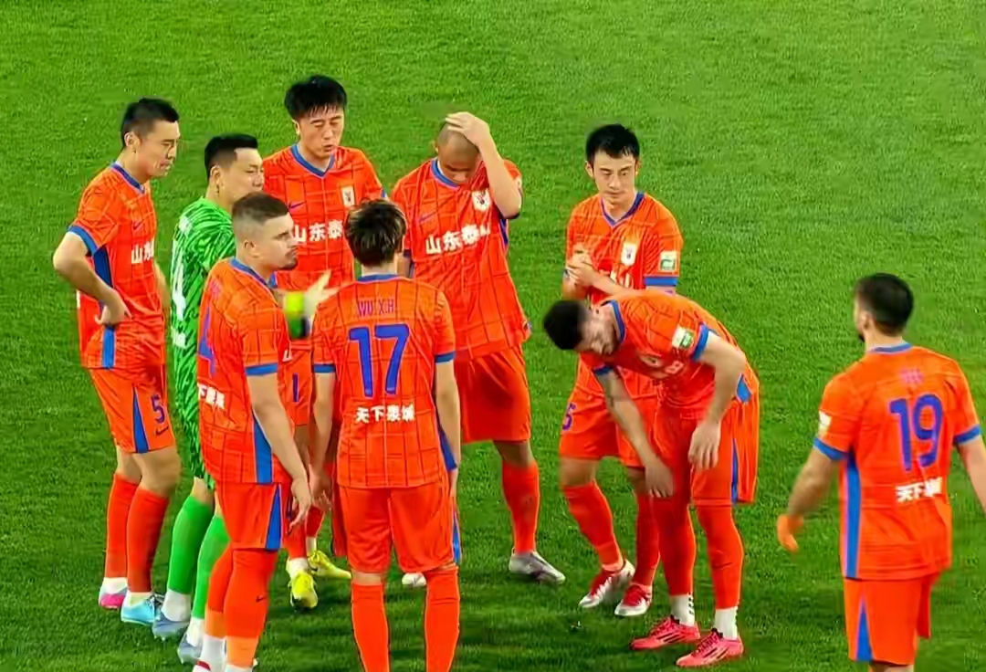 国内足球联赛的势均力敌赛况惊险不断