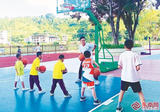 教练员在场边细心指导球员们