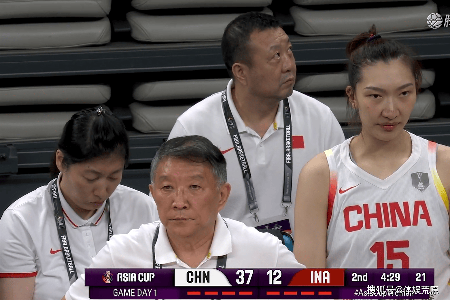 香港女篮气定神闲，轻松击败对手