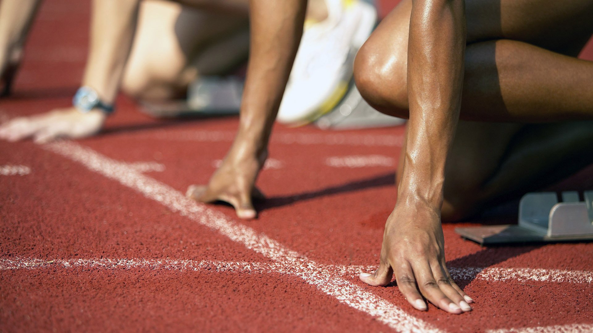 推镜,当雷诺在低速弯切开红牛二队的尾流