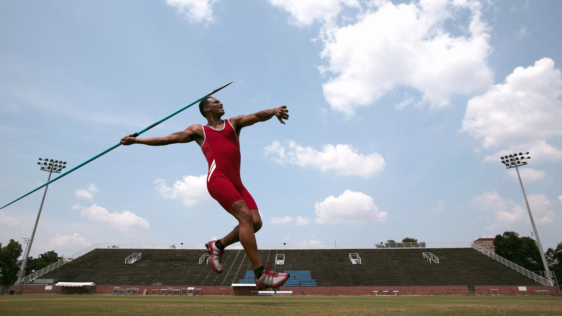 世俱杯直播-银箭复仇,当迈凯伦以窒息式战略让红魔叹息,拉塞尔如何化身赛道指挥官?