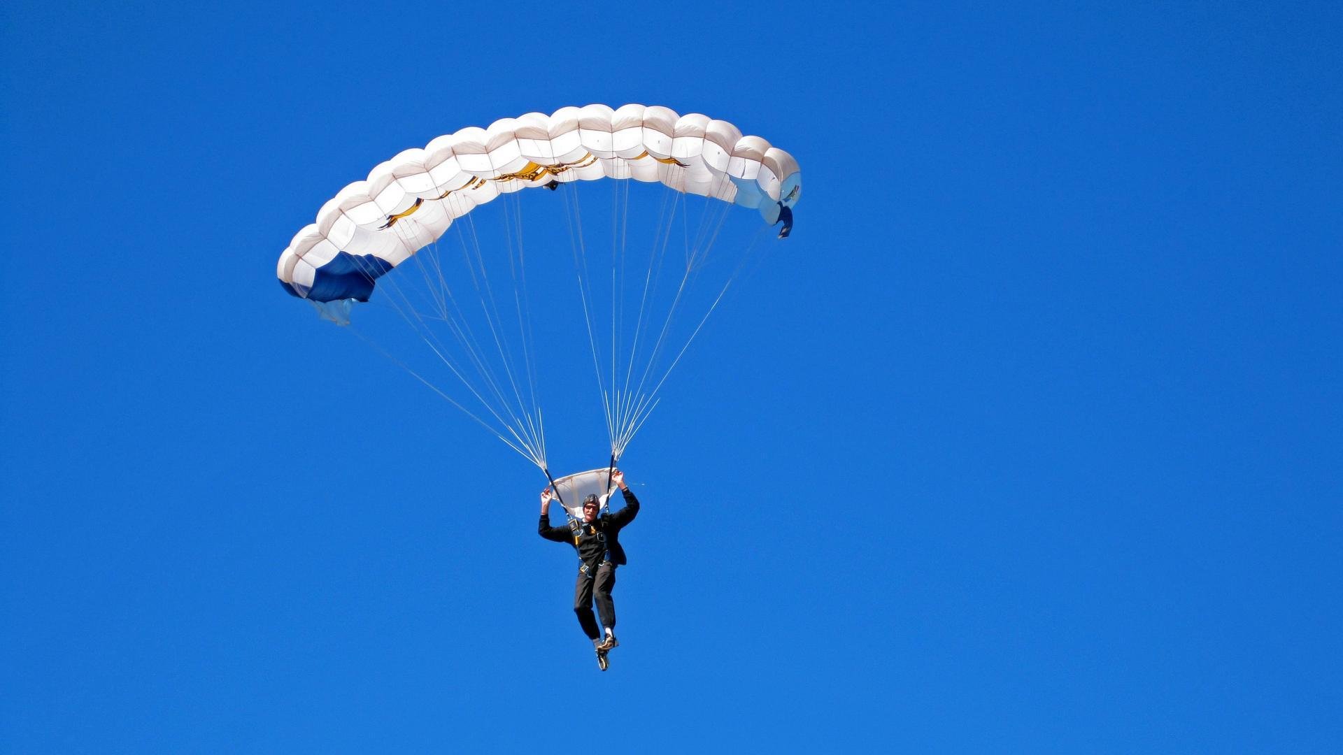 银箭复仇，当迈凯伦以窒息式战略让红魔叹息，拉塞尔如何化身赛道指挥官？